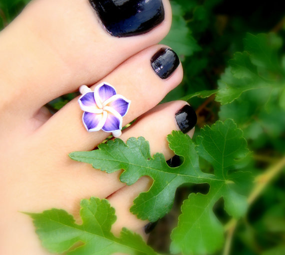 Prsten na nohu v podobě květiny