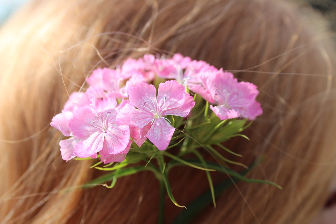 kvetiny ve vlasech